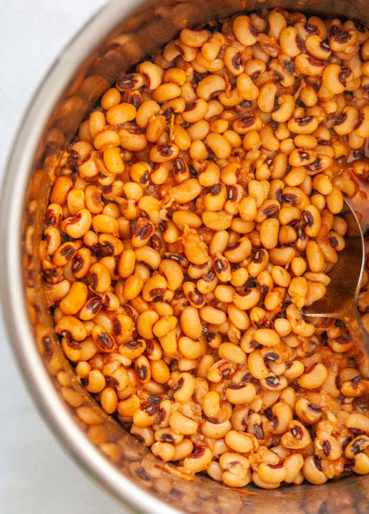 a pot of cooked black eyed peas in a pressure cooker
